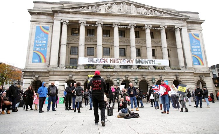 جانب من مظاهرة في بريطانيا احتجاجا على قيود كورونا	(رويترز)