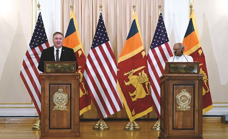 وزير الخارجية الأميركي مايك بومبيو ونظيره السيريلانكي خلال مؤتمر صحافي امس	(أ.ف.پ)