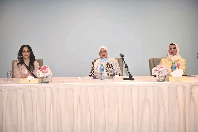 د.نادية المحمود تتوسط عائشة العلي ووجد العثمان 	(متين غوزال)