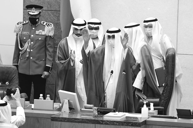  صاحب السمو الأمير الشيخ نواف الأحمد يحيي أعضاء السلطتين والحضور بعد أداء اليمين الدستورية