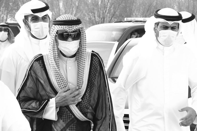 صاحب السمو الأمير الشيخ نواف الأحمد متأثرا