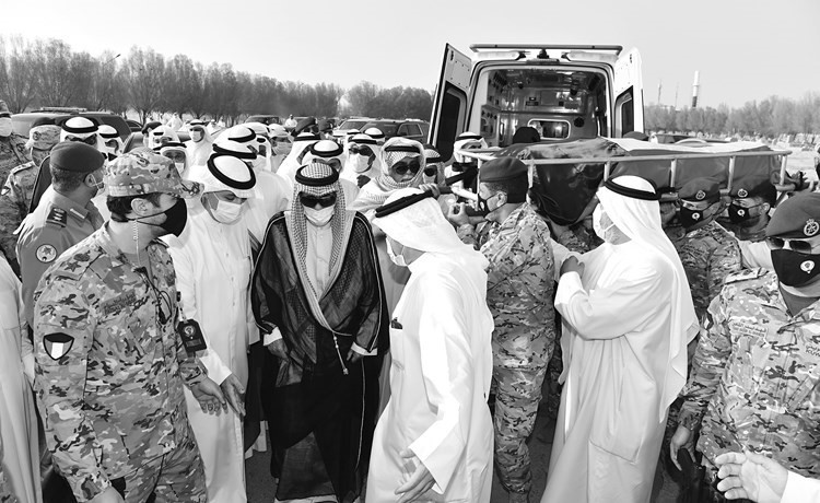صاحب السمو الأمير الشيخ نواف الأحمد وكبار الشيوخ لدى بدء مراسم دفن جثمان سمو الأمير الراحل