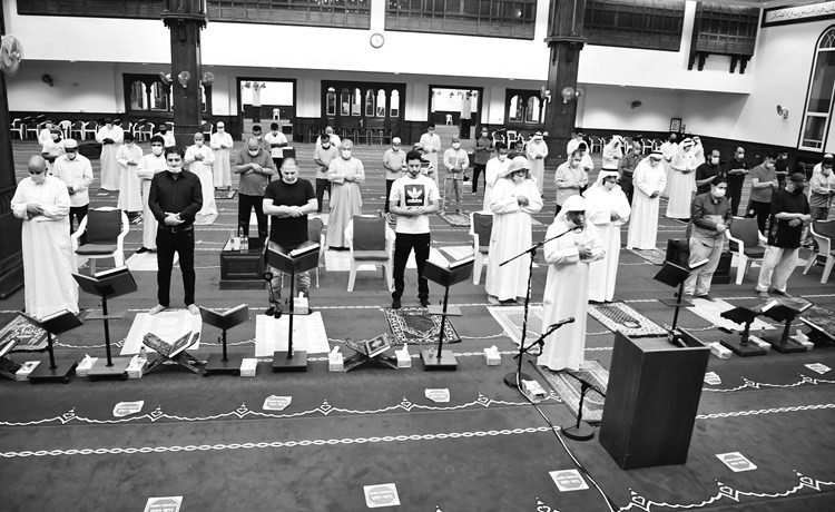 جانب من المصلين يؤدون صلاة الغائب	 في احد مساجد البلاد	(قاسم باشا)