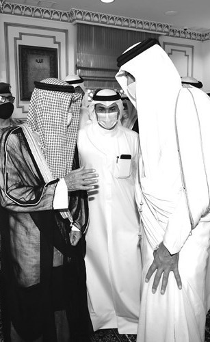 صاحب السمو الأمير الشيخ نواف الأحمد يتلقى التعازي من صاحب السمو الشيخ تميم بن حمد أمير دولة قطر