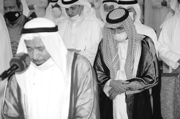 صاحب السمو الأمير ود.عبدالله المعتوق خلال صلاة الجنازة
