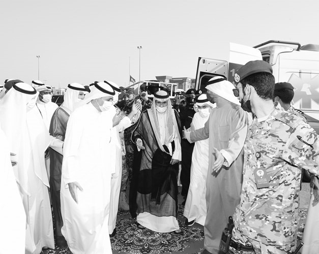 صاحب السمو الأمير الشيخ نواف الأحمد لدى وصول جثمان الفقيد الكبير إلى مسجد بلال بن رباح