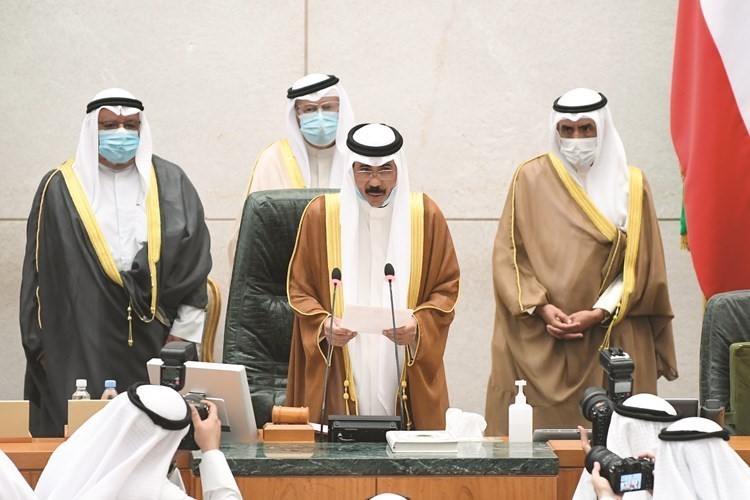 صاحب السمو الأمير الشيخ نواف الأحمد متحدثا في قاعة عبدالله السالم أمس(هاني الشمري)