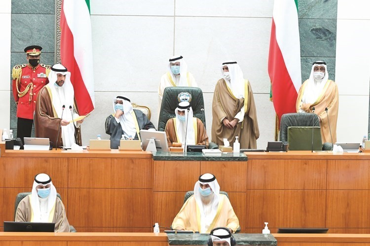 سمو الأمير الشيخ نواف الأحمد يستمع لحديث رئيس مجلس الأمة مرزوق الغانم خلال الجلسة