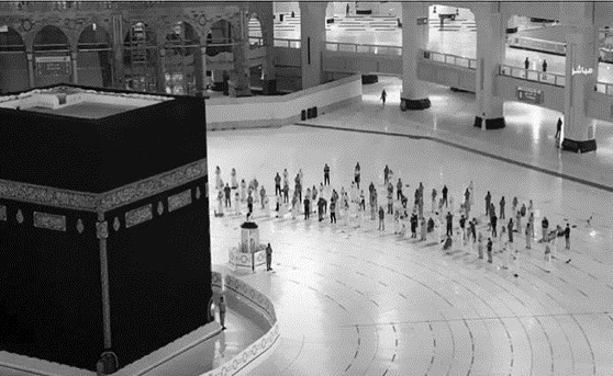 عدد من المصلين خلال أداء صلاة الغائب في صحن الكعبة