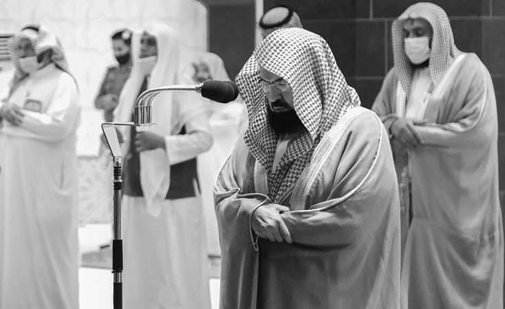 الشيخ د.عبدالرحمن السديس لدى أداء صلاة الغائب على روح المغفور له بإذن الله سمو الأمير الراحل الشيخ صباح الأحمد