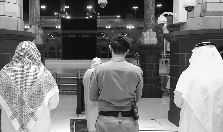 جانب من أداء صلاة الغائب على روح المغفور له بإذن الله سمو الأمير الراحل الشيخ صباح الأحمد في المسجد الحرام