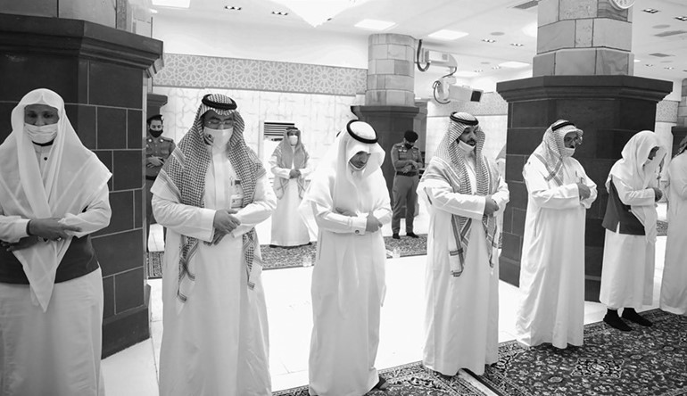جانب من المصلين لدى أداء صلاة الغائب على روح المغفور له بإذن الله سمو الأمير الراحل الشيخ صباح الأحمد