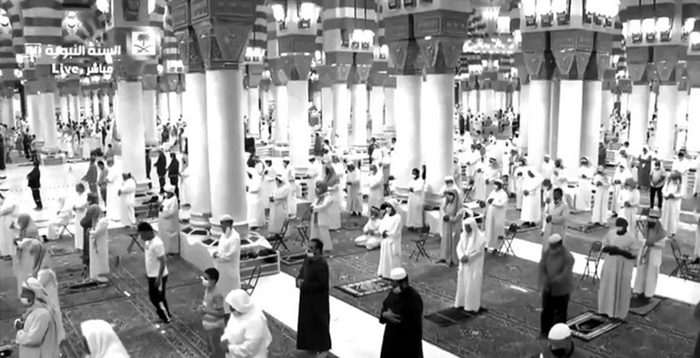 جانب من أداء صلاة الغائب على روح المغفور له بإذن الله سمو الأمير الراحل الشيخ صباح الأحمد فيالمسجد النبوي
