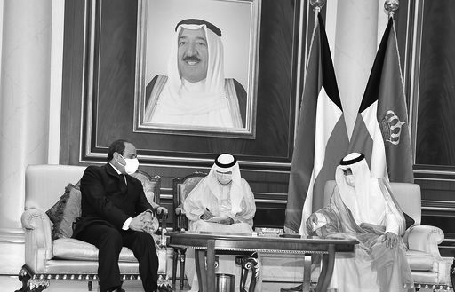 الرئيس المصري عبد الفتاح السيسي خلال تقديمه واجب العزاء 