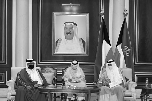 ولي عهد البحرين الأمير سلمان بن حمد آل خليفة يقدم واجب العزاء