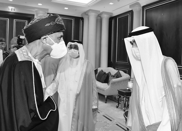 صاحب السمو الأمير الشيخ نواف الأحمد يتلقى التعازي من صاحب السمو السيد فهد بن محمود آل سعيد