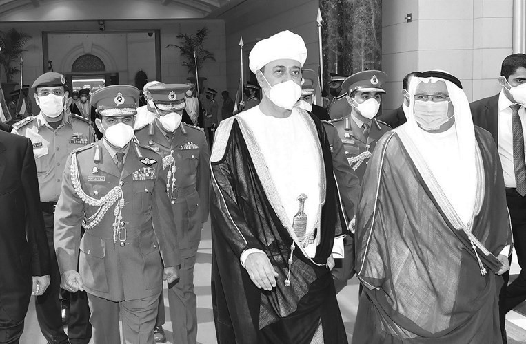 صاحب الجلالة سلطان عمان لدى وصوله إلى البلاد وفي استقباله الشيخ علي الجراح