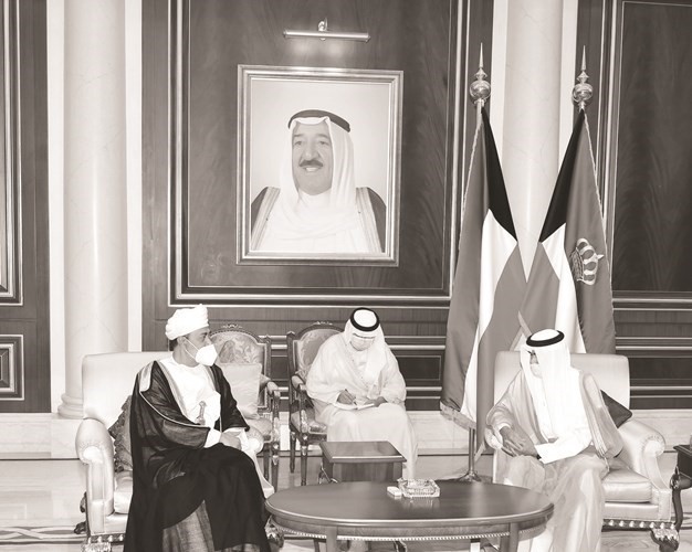 صاحب السمو الأمير الشيخ نواف الأحمد خلال استقباله سلطان عمان