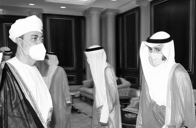 صاحب الجلالة سلطان عمان خلال تقديم واجب العزاء إلى رئيس مجلس الأمة
