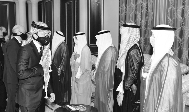 ولي عهد الأردن صاحب السمو الملكي الأمير الحسين بن عبدالله الثاني خلال تقديم واجب العزاء