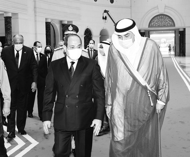 سمو الشيخ صباح الخالد في استقبال الرئيس المصري