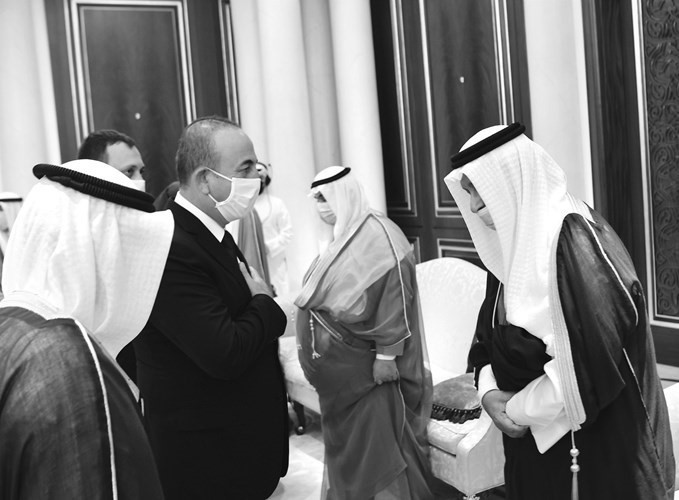 ممثل رئيس تركيا معزيا سمو الشيخ ناصر المحمد وسمو الشيخ جابر المبارك