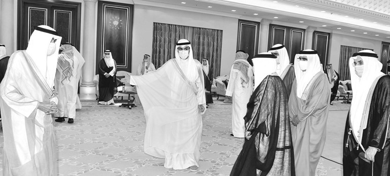 سمو الأمير يتلقى العزاء من الوفد البحريني