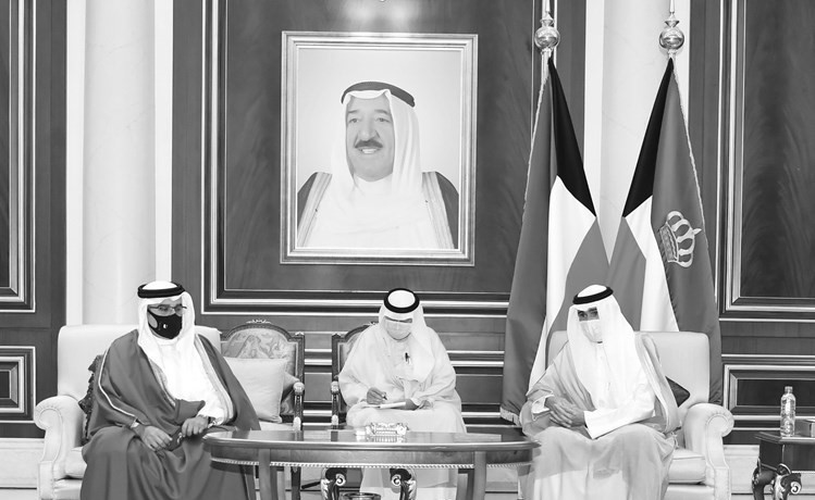 صاحب السمو الأمير الشيخ نواف الأحمد خلال استقباله صاحب السمو الملكي الأمير سلمان بن حمد آل خليفة