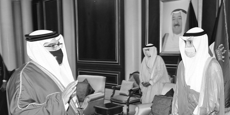 رئيس مجلس الأمة مرزوق الغانم يتلقى عزاء ولي عهد البحرين