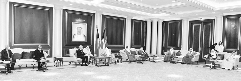 صاحب السمو الأمير الشيخ نواف الأحمد خلال استقباله الرئيس التونسي والوفد المرافق