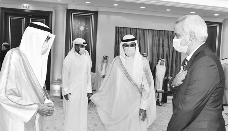 سمو الأمير الشيخ نواف الأحمد يتلقى واجب العزاء