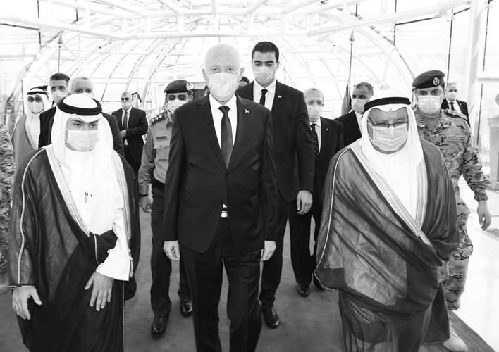 الرئيس التونسي لدى وصوله وفي استقباله الشيخ علي الجراح والشيخ خالد العبدالله
