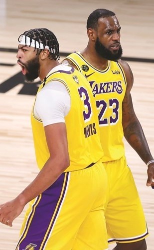 ليكرز يحقق فوزاً أول على هيت في نهائي NBA