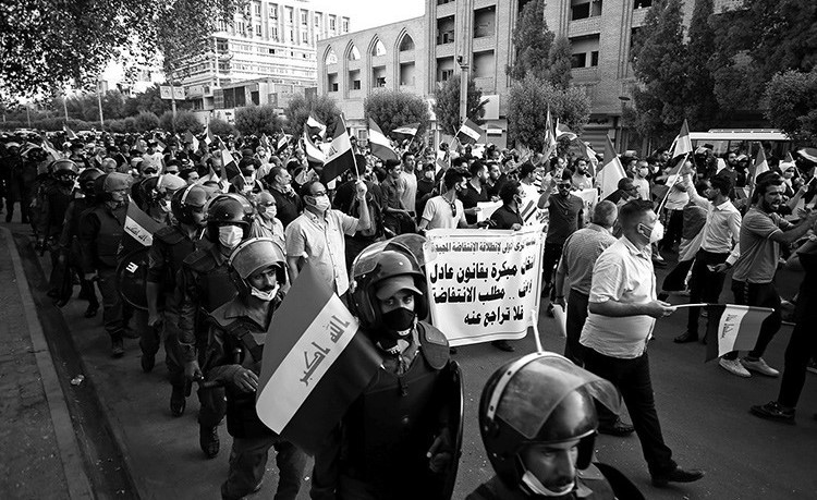 عراقيون يحيون ذكرى الاحتجاجات الشعبية (رويترز)