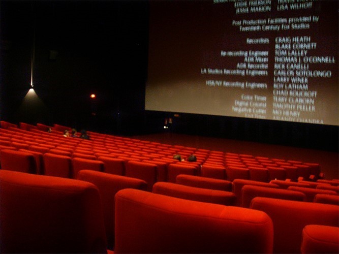 إيستوود وسكورسيزي: دور السينما الأميركية قد لا تنجو من الجائحة
