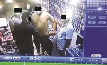 رجال المباحث خلال توقيف الوافدين