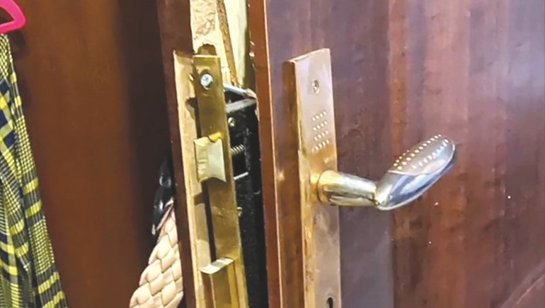 آثار العنف تبدو على باب أحد المنازل المسروقة