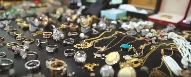 كميات كبيرة من المصوغات الذهبية ضبطت مع المتهم