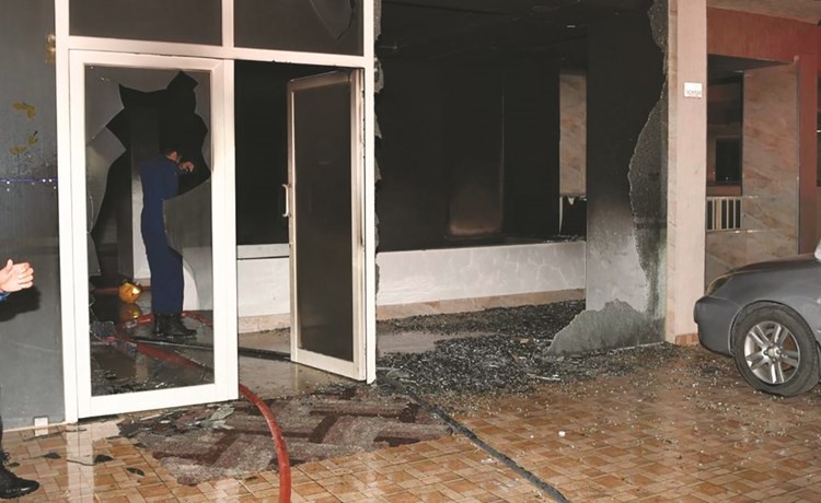 آثار الحريق بعد سيطرة رجال الإطفاء عليه