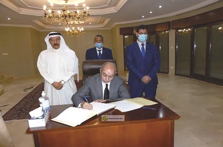 وزير العدل الموريتاني يقدم التعازي في وفاة أمير الكويت الراحل