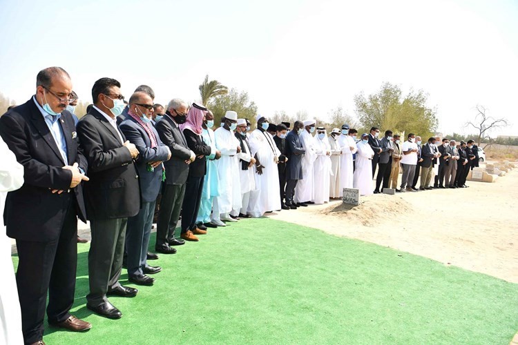 جانب من زيارة السفراء والديبلوماسيين لقبر سمو الأمير الراحل الشيخ صباح الأحمد للصلاة وقراءة الفاتحة	(قاسم باشا)