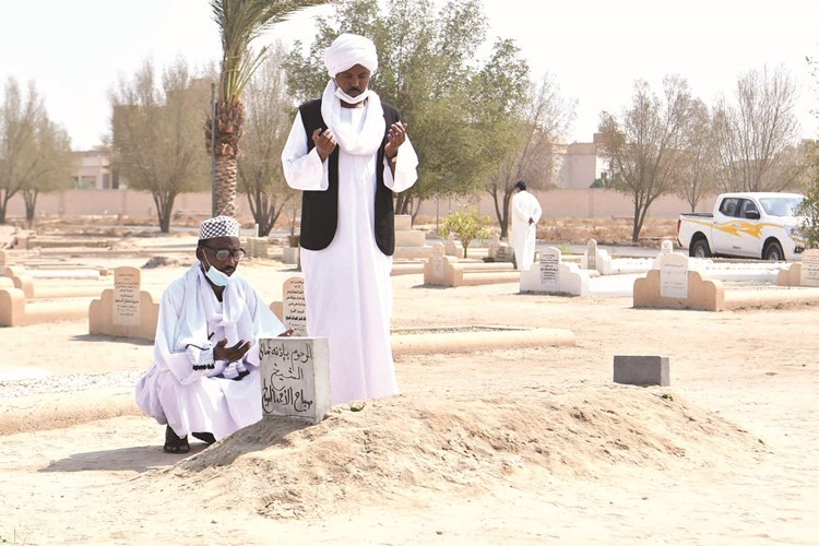 قراءة الفاتحة على قبر الأمير الراحل الشيخ صباح الأحمد