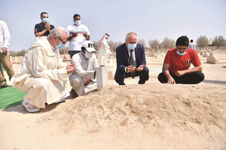 السفير زبيد الله زبيدوف يقرأ الفاتحة على روح فقيد الكويت والعالم