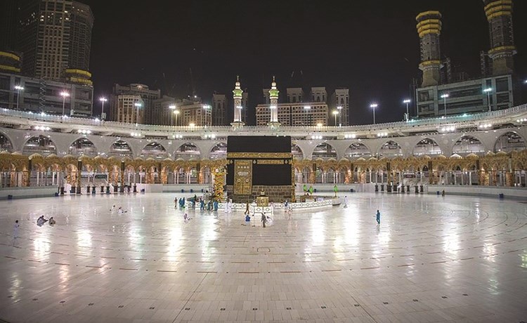 جانب من الاستعدادات حول الكعبة المشرفة لاستقبال المعتمرين	 (واس)