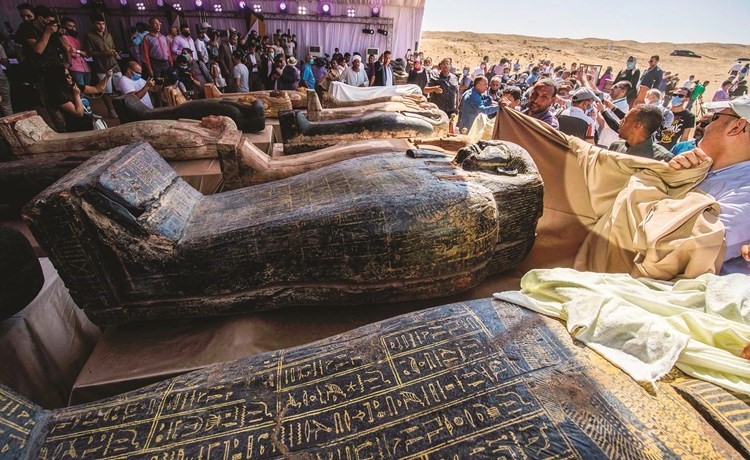 جانب من التوابيت المكتشفة خلال مؤتمر صحافي في مقبرة سقارة أمس	(أ.ف.پ)