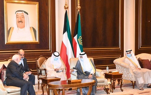 صاحب السمو الأمير الشيخ نواف الأحمد مستقبلا ممثل الرئيس الإيراني والوفد المرافق له 