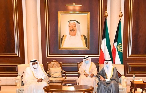 صاحب السمو الأمير الشيخ نواف الأحمد مستقبلا الأمير الوالد الشيخ حمد بن خليفة آل ثاني 