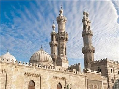 الأزهر يعتبر تصريحات ماكرون عن الإسلام «عنصرية»