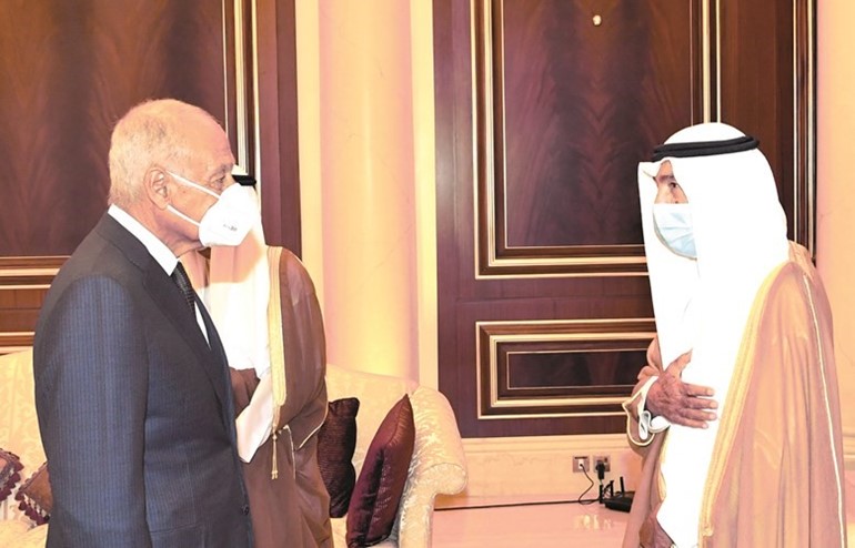 الشيخ جابر العبدالله يتلقى التعازي