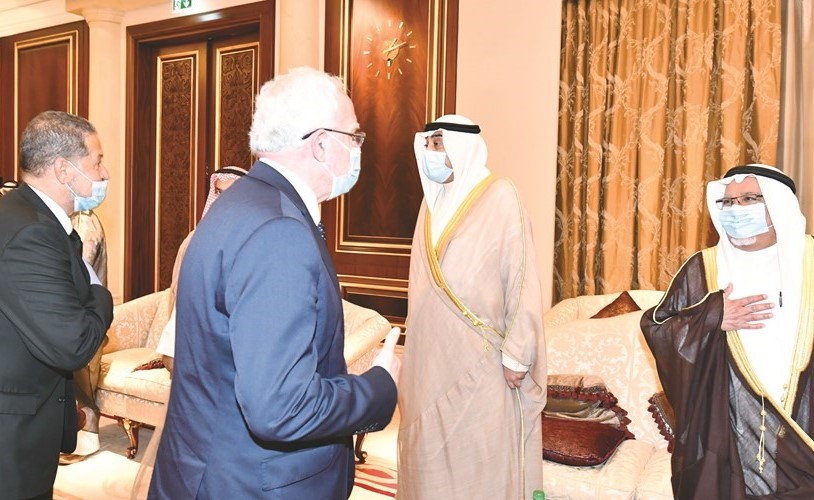 سمو الشيخ صباح الخالد والشيخ علي الجراح لدى تلقي العزاء من أعضاء الوفد الفلسطيني